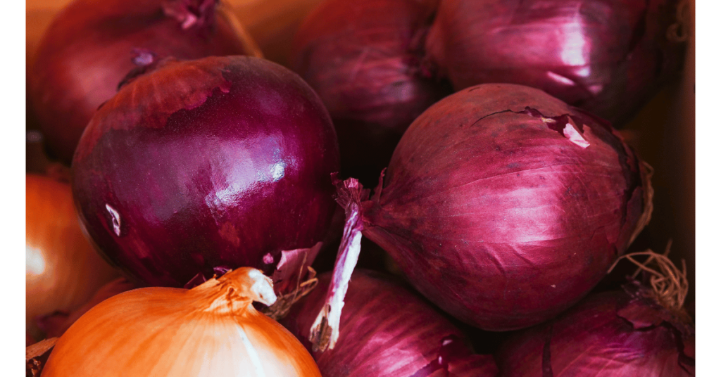 A close up shot of red onions at Pexels by Kindel Media