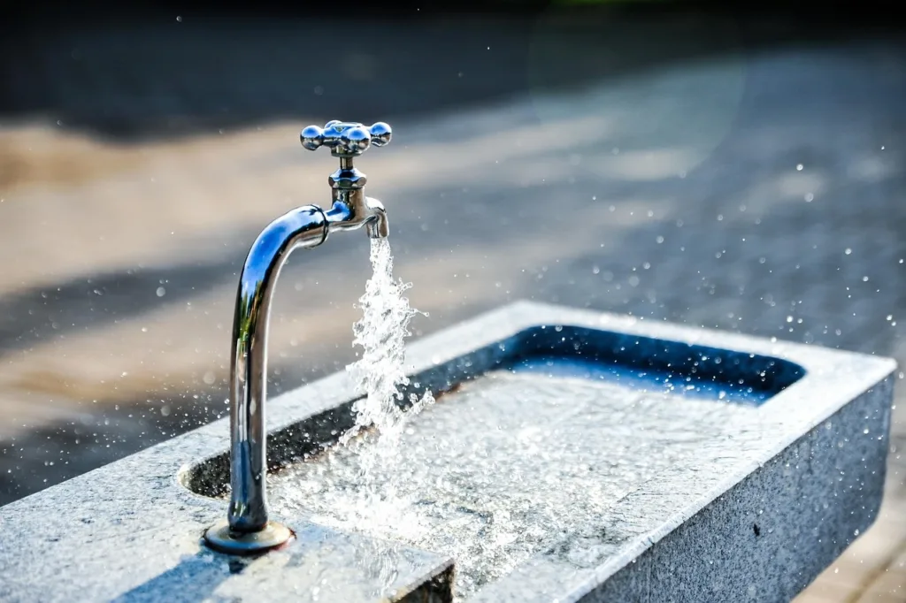 Drinking filtered tap water is healthy.