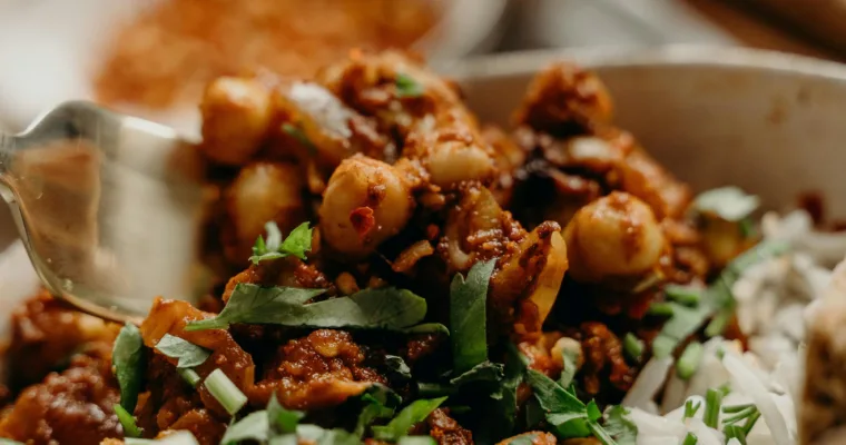 Vegan chilli bowl, a low-fat dinner recipe for a plant-based lifestyle.